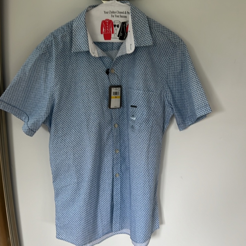 Van Heusen Men's Slim fit Blue/white Button down Shirt. M. 15-15 1/2. New w/tags